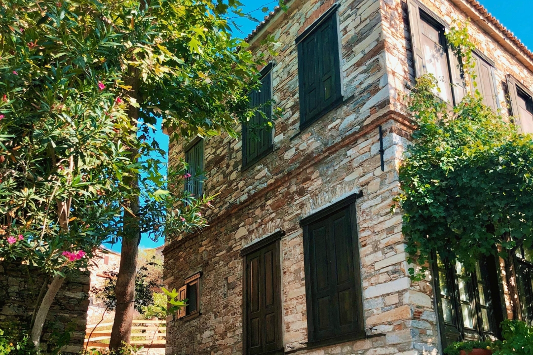 Contraventanas de una vivienda unifamiliar.